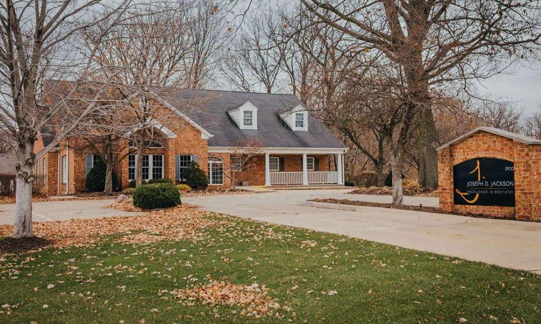 A picture of Joseph D. Jackson DMD entrance in Moline, IL.